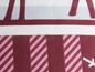 Ein rot-weiß gestreiftes Baumwollgewebe.