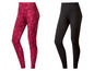 Zwei Leggings, eine mit einem rosafarbenen Marmormuster und eine schwarze.