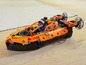 Ein orangefarbenes LEGO Technic Rettungsboot mit drehenden Propellern.