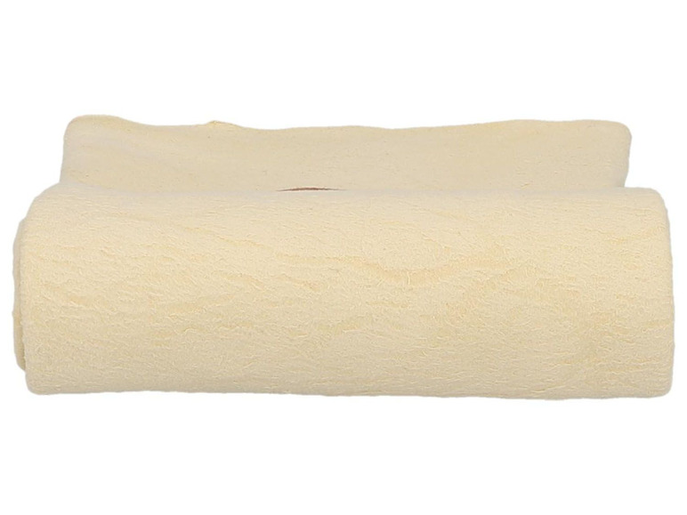 Ein zusammengerolltes, cremefarbenes Handtuch.