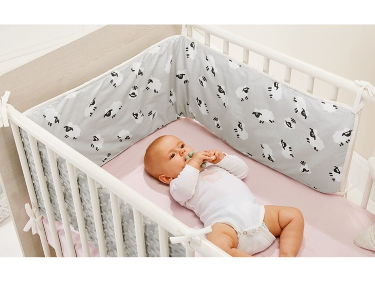 Gehe zu Vollbildansicht: LUPILU® Baby Bettumrandung, 30 x 177 cm, mit Befestigungsbändern, weich gefüttert - Bild 4