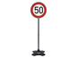 Ein 50 km/h Tempolimit-Schild auf einem Ständer von Just Play.