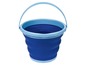 Ein blauer, faltbarer Eimer mit Griff.