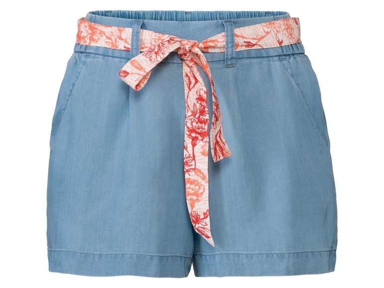 Hellblaue Jeans Shorts mit einem Blumenmuster-Gürtel.