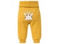 Gelbe Babyhose mit Giraffen-Motiv.
