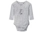 Ein grauer Langarmbody für Babys mit einem Giraffen-Motiv.