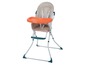 Ein Safety 1st Hochstuhl mit orangefarbenem Tablett.