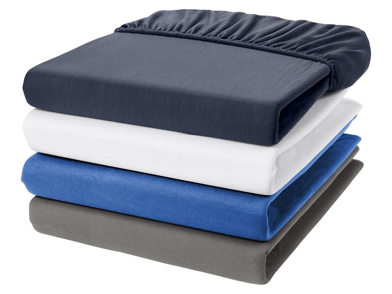 Ein Stapel Bettwäsche in dunkelblau, weiß, blau und grau