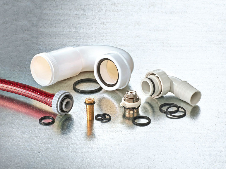 Ein weißes PVC-Rohr-Eckstück, ein Schlauchanschluss und ein Messinghahn.