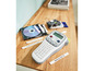Eine Brother P-touch Etikettendrucker mit Etiketten und einer CD.