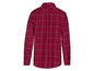 Ein rotes Karohemd mit langen Ärmeln.
