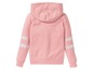 Ein rosa Kapuzenpullover mit weißen Streifen an den Ärmeln.