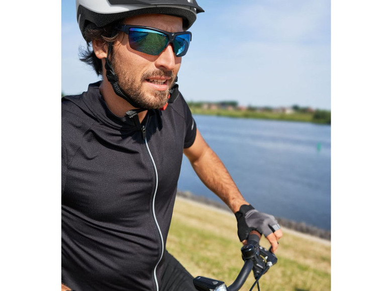 Mann auf dem Fahrrad mit Helm und Sonnenbrille.