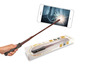 Ein leuchtender Harry Potter Zauberstab mit Smartphone zum Zeichnen von magischen Mustern.