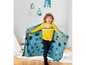 Ein Kind mit einer blauen Fleece-Decke mit Auto-Druck