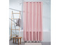 Ein rosafarbenes Duschvorhang in einem Badezimmer mit einer Holzleiter.