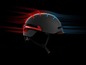 Ein schwarzer Fahrradhelm mit rotem und blauem Licht.