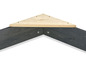 Eckkonstruktion aus Holz mit dreieckigem Oberteil.