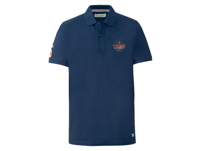 Ein dunkelblaues Poloshirt mit Vintage-Design und der Nummer 5 am Ärmel.