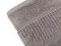 Ein Stapel grauer Handtücher mit einem gerippten Muster.