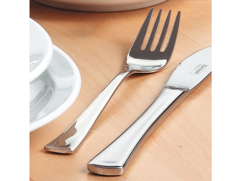Eine silberne Gabel und ein Messer der Marke Edelstahl