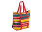 Eine gestreifte Strandtasche mit roten Griffen.