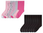 Ein Set mit pinken Socken mit Punkten und Streifen sowie schwarzen Socken.