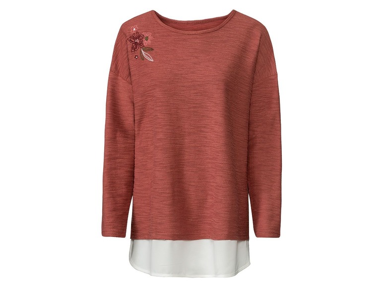 Ein roter Strickpullover mit Blumenstickerei.