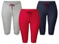 Drei Paar kurze Jogginghosen in Grau, Rot und Blau.