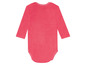 Ein rosa Baby-Body mit langen Ärmeln.