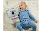 Ein Baby spielt mit einem Fisher-Price Koala-Plüschtier