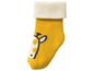 Gelbe Socken mit Giraffenmuster für Babys.