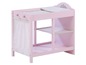 Ein rosa Holz-Puppenbett mit Wickelauflage und Regal
