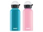 Zwei SIGG-Trinkflaschen in Blau und Rosa.