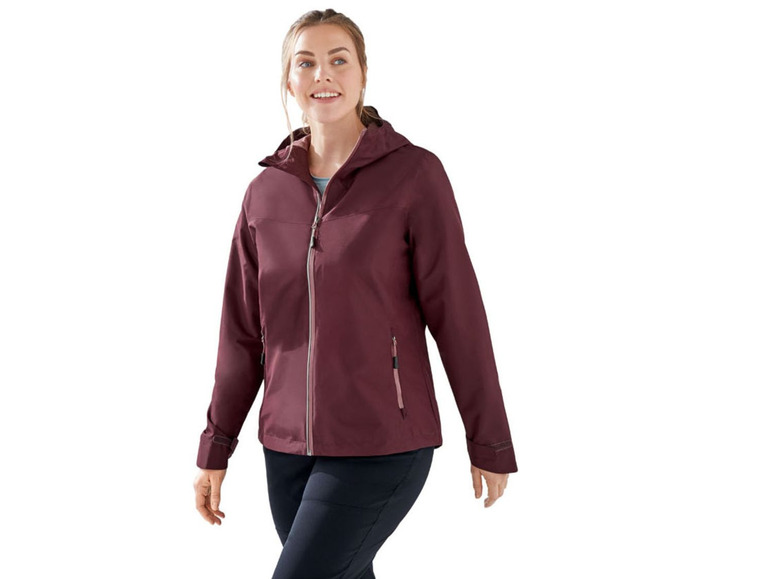 Eine Frau trägt eine dunkelrote Jacke mit Kapuze.