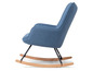 Ein blauer, moderner Schaukelstuhl mit Holzbeinen.