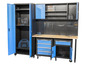 Ein blauer Werkzeugschrank mit Werkbank, Regalen und Werkzeugen.
