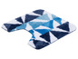 Blaue Badezimmermatte mit geometrischem Muster.