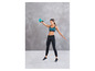 Eine Frau in Sport-BH und Leggings trainiert mit einer Kettlebell.