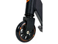 Ein schwarzer Freestyle-Scooter mit orangenen Rädern.