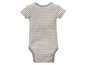 Ein gestreiftes Baby-Bodysuit mit kurzen Ärmeln.