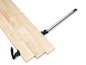 Eine Festool-Klemme, die Holzbretter zusammenhält.