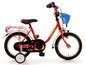 Rotes Kinderfahrrad mit Stützrädern, 'Feuerwehr' Logo und blauem Korb.