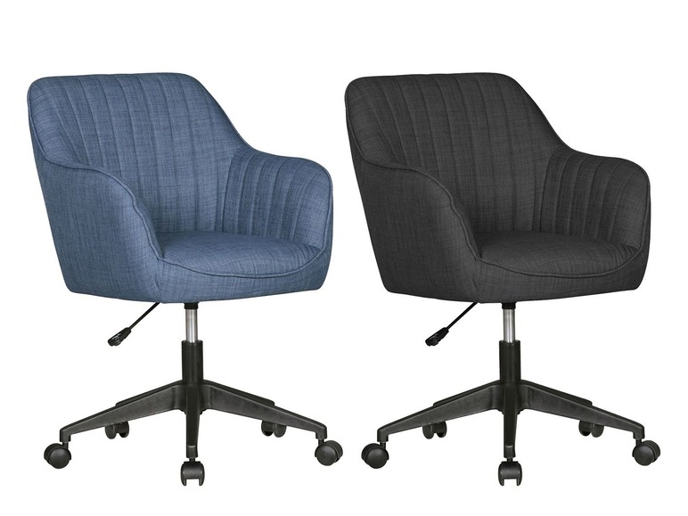 Zwei Bürostuhl mit Rollen, ein blauer und ein schwarzer.