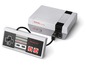Ein Nintendo Entertainment System mit Controller.