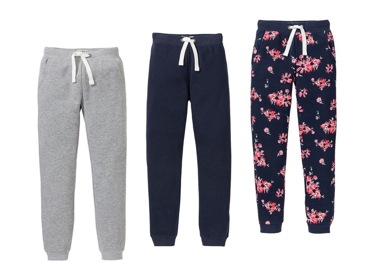 Drei Jogginghosen: grau, dunkelblau und mit Blumenmuster.