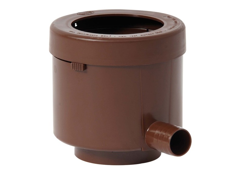 Brauner Regenwassertank mit Abfluss