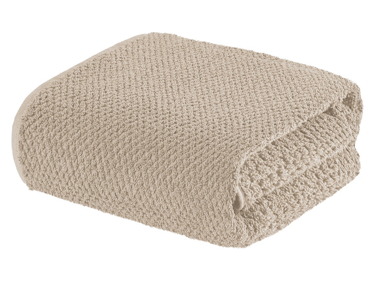 Ein beigefarbenes Handtuch aus Frottee.