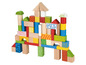 Ein Turm aus bunten Holzbausteinen mit Mustern