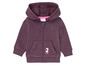 Ein lilafarbener Baby-Hoodie mit Reißverschluss und Kapuze.